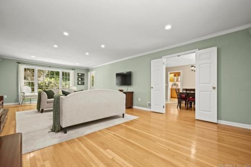 49 Fox Run Rd, Norwalk CT 06850-2324 exterior