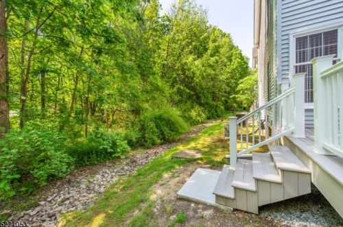 14 Arthurs Ct, Berkeley Heights NJ 07922-1366 exterior