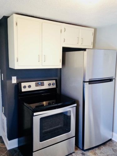 87 St, Windsor CT 06095-2408 exterior