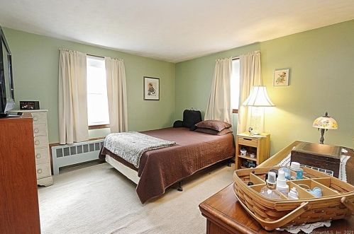 5 Eleanor Rd, Enfield CT 06082-2400 exterior