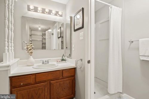 6023 Chicory Pl, Alexandria VA 22310-1795 exterior