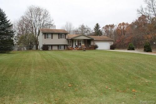 2245 Landmark Dr, Lake Nepessing, MI 48446-9022