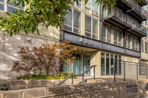 450 Briar Pl, Chicago IL 60657-4737 exterior