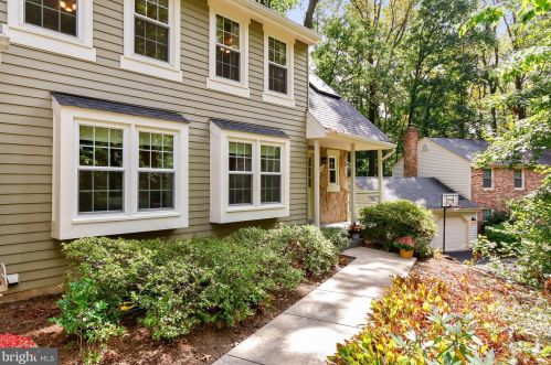 5966 New England Woods Dr, Springfield VA  22015-2910 exterior