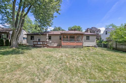 913 Fairfield Ave, Grand Rapids MI 49504-3745 exterior