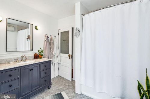 240 Fairmount Ave, Philadelphia PA  19123-2928 exterior