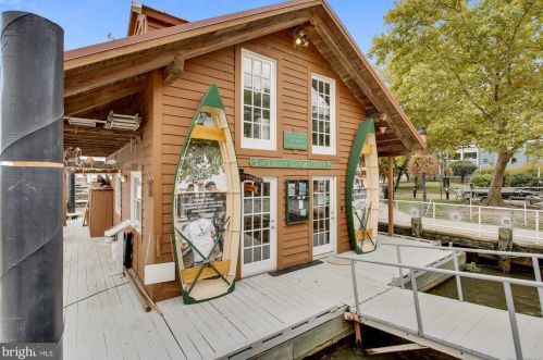 5823 Monticello Rd, Alexandria VA 22303-1302 exterior