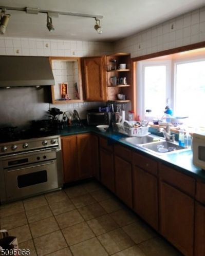 6 Malanga Ct, Scotch Plains, NJ 07076-1698