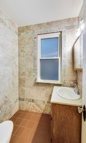 1832 Estes Ave, Chicago IL 60645-2904 exterior