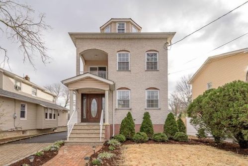 3 Walnut St, Metuchen, NJ 08840-2615