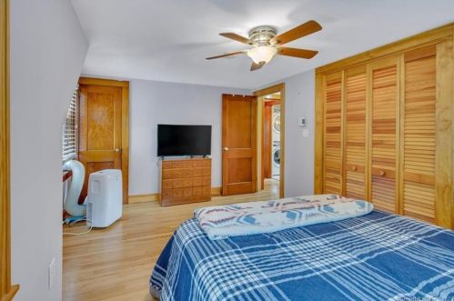 9 Beverly St, Enfield CT 06082-4512 exterior