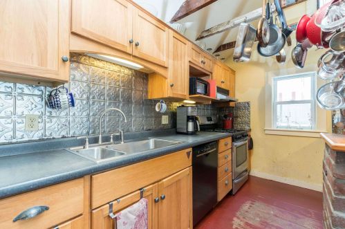 23 Hl St, Dover NH 03820-3111 exterior