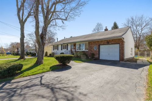 28 Oaktree Ln, Huntington Station, NY 11746-4040