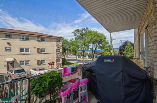 5010 Austin Ave, Chicago IL 60630-1964 exterior