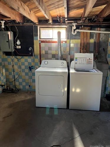 7 Harris St, Enfield CT 06082-3658 exterior