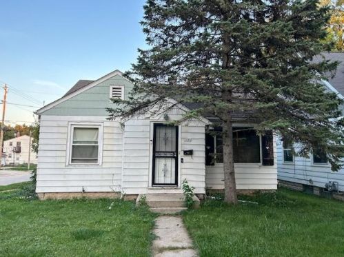 5696 39th St, Milwaukee, WI 53221-3971