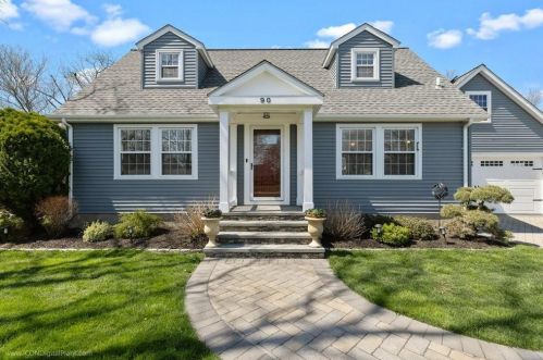 90 Honeyman Ave, Middletown, RI 02842-5509