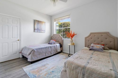 9137 Cove Point Cir, Boynton Beach FL 33472-2763 exterior