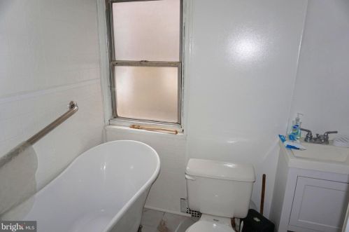 2237 Carpenter St, Philadelphia PA 19146-2418 exterior