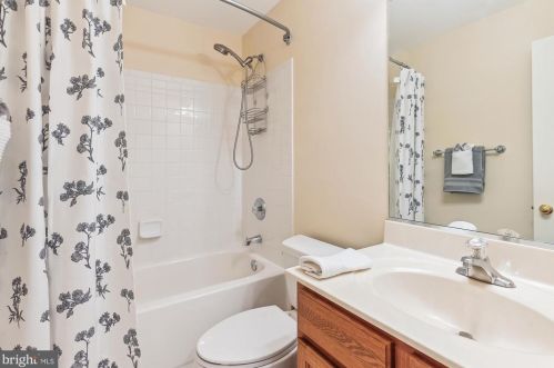 803 Catoctin Cir, Leesburg VA 20176-4951 exterior