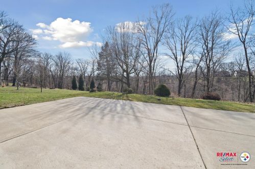 283 Longleaf Dr, Moon Twp PA  15108-3135 exterior