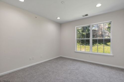 1006 Robin Ct, Green Brook NJ 08812-1737 exterior