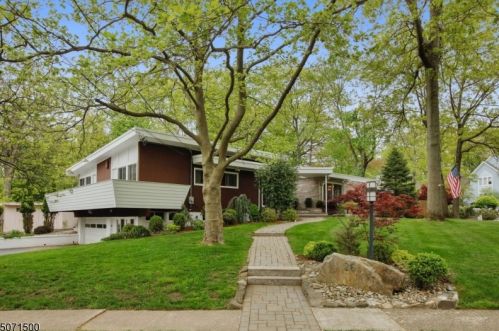 26 Spring Hill Dr, Town Center, NJ 07052-2420