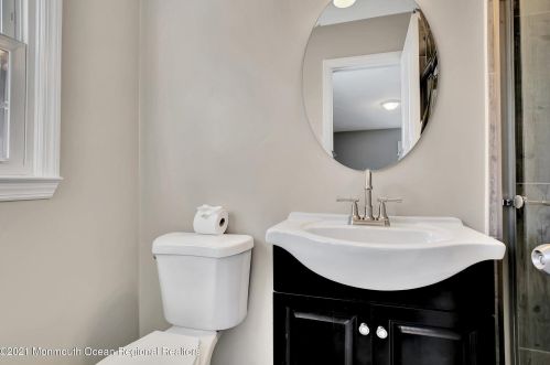 4 Hampton Dr, East Freehold NJ 07728-3148 exterior