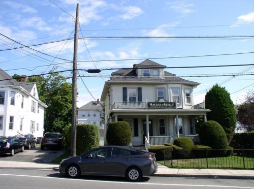 681 Smith St, Providence, RI 02908-3502