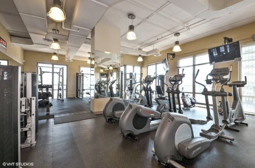 2 Erie St, Chicago IL  60611-2724 exterior