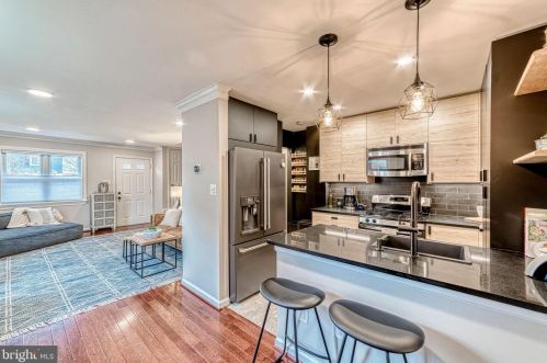 5637 Fenwick Dr, Alexandria VA 22303-1524 exterior