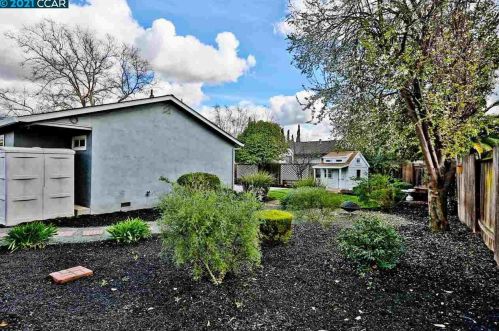 1869 Larkspur Ct, Concord CA 94519-1104 exterior