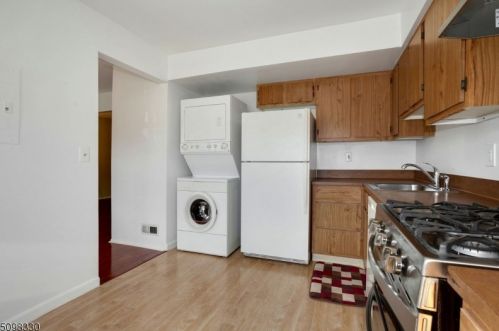 1944 Raspberry Ct, Edison NJ 08817-2744 exterior