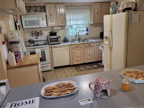 8 Green Valley Dr, Enfield CT 06082-4910 exterior