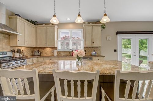 5 Cobblestone Ct, Columbus NJ 08022-1969 exterior