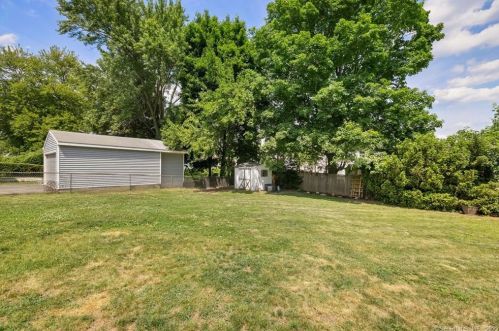 33 Deerfield Dr, Manchester CT 06040-3819 exterior