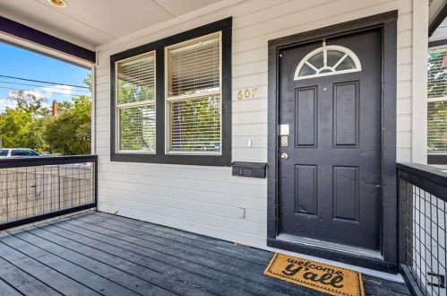 607 35th St, Austin TX  78705-1206 exterior