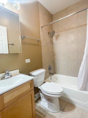 3717 Racine Ave, Chicago IL  60613-3815 exterior