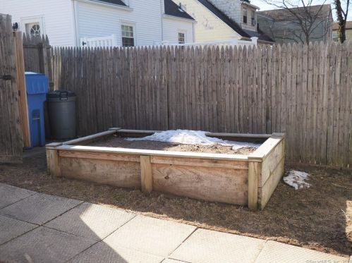 94 Hawthorne St, Manchester CT 06042-3021 exterior