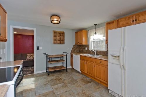 16 Dl Rd, Enfield CT 06082-5137 exterior