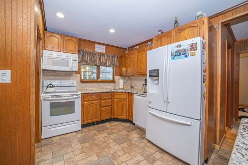 1 Gaulton Dr, Babylon NY 11703-2315 exterior