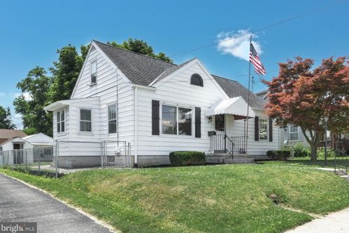 27 Brewster St, Hanover, PA 17331-2812