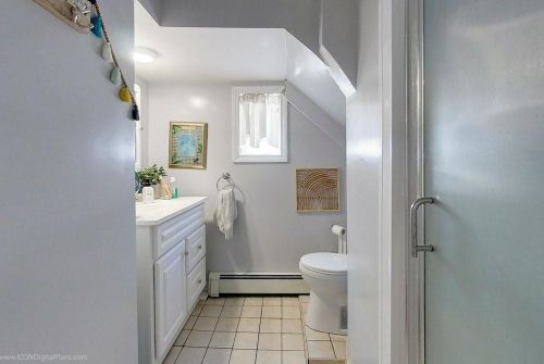 15 Dean Ave, Middletown RI 02840-3406 exterior