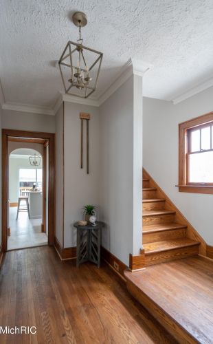 146 Travis St, Grand Rapids MI 49505-4638 exterior