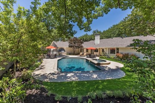 6820 Gateridge Dr, Dallas, TX 75254-7932