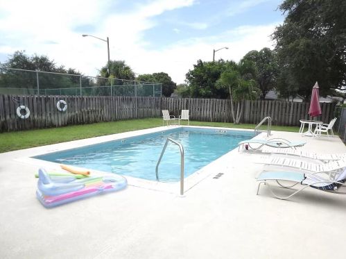 1536 Lawnwood Cir, Fort Pierce FL 34950-6957 exterior