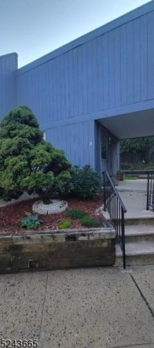 684 Irvington Ave, Maplewood NJ 07040-1623 exterior