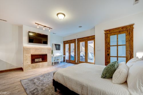 2732 Marshfield Ave, Chicago IL 60614-1016 exterior