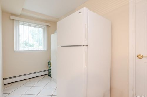 13 Dawson Dr, Valley Stream NY 11581-2939 exterior