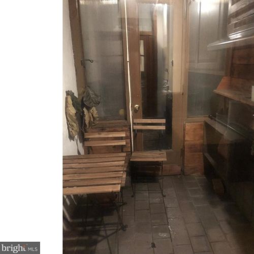 241 Bainbridge St, Philadelphia PA 19146-2034 exterior